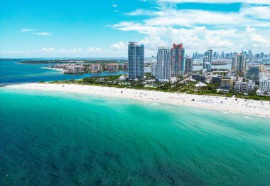 Miami Beach, Florida, Amerika Birleşik Devletleri 'nin hava manzarası. Güneşli bir günde Miami 'nin insansız hava aracı çekimi. Miami Plajı, harika binalar manzarası. Miami Sahili Panorama Manzarası, Güney Sahili, ABD