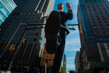 İşadamı şehir caddesinde bir adım öne çık. Sonraki adımlar. İş Tutkuları konsepti. Hedef iş başarı stratejisi. Yaratıcı büyüme. Büyüyen iş başarısı süreci. Adımlar ileri. Adım adım.