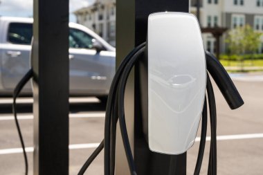 Elektrikli araba şarjı için güç kaynağı. Elektrikli araba şarj istasyonu. Elektrikli araba aküsü için priz. Elektronik araç güç istasyonu. EV Eklenti İstasyonu. Yakıt şarj hücreleri. Elektrikli araba.