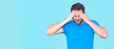 Stresli yalnız adam başını tutuyor, endişeli hissediyor. Akıl sağlığı sorunları, endişe, hayal kırıklığı ve duygusal stres yaşayan bir adam. Endişe ve akıl sağlığı kavramı. Stresli adam.