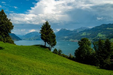 İsviçre Alplerinde bir göl. İsviçre 'nin doğasının ve dağlarının panoramik manzarası. Yazın dağ, dağlı panoramik manzara. Alp manzarası. Gölün üzerindeki dağlar ve Alpler.