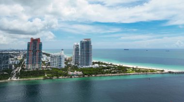 Güzel Miami Beach City 'nin havadan görünüşü, Florida, ABD. Güneşli bir günde Miami 'nin insansız hava aracı çekimi. Miami Plajı, harika binalar manzarası. Miami Sahili Panorama Manzarası, Güney Sahili, ABD