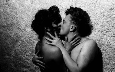 Romantik aşıklar. Birbirine aşık güzel bir çift. Romantik bir öpücük. Bir erkek şehvetli bir kadına sarılıyor. Seksi bir çift. Randevuda öpüşen bir çift. Seks yapan seksi bir çift. Erotik pozlarda çiftler