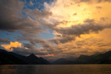 İsviçre Alplerinde bir göl. İsviçre 'nin doğasının ve dağlarının panoramik manzarası. Yazın dağ, dağlı panoramik manzara. Alp manzarası. Gölün üzerindeki dağlar ve Alpler.