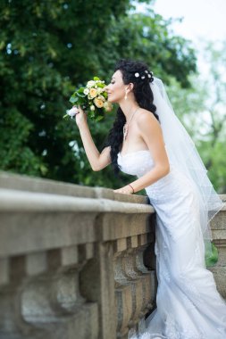 Rüya gibi bir düğünde beyaz gelinlik içinde şehvetli bir gelin. Gelin, düğün gününde çok güzel görünüyordu. Güzel bir gelin, mükemmel bir düğün. Zarif genç gelin. Gelinlerin güzelliği