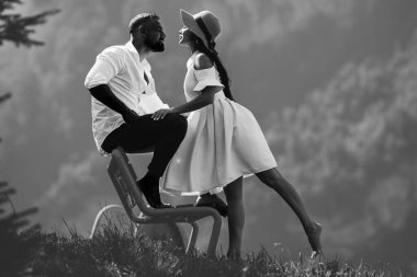 Şehvetli aşıklar. Birbirine aşık çiftler doğada kucaklaşır. Flört ederken kucaklaşan harika bir çiftin portresi. Genç çift balayının tadını çıkarıyor. Sevgi dolu genç ve seksi bir çift.