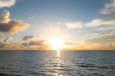 Denizde gün batımı. Yaz denizi olan doğa duvar kâğıdı. Su deniz dokusu. Tropikal denizde sakin bir gün doğumu. Okyanus suyu, okyanus dalgaları