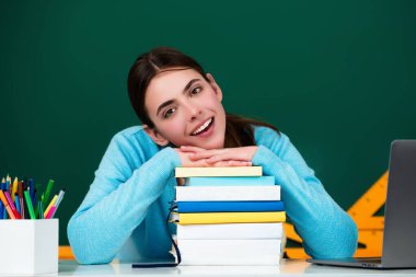 Öğrenci kız sınıfta ders çalışıyor. Öğrenci genç kız sınıfta öğreniyor. Öğrenci kız okulda sınıfta. Üniversite, lise ya da üniversite öğrencileri