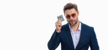 İşadamı, beyaz stüdyonun izole edilmiş geçmişini araştırıyor. Dolar banknotları olan takım elbiseli zengin bir adam. Dolar banknotları olan başarılı bir iş adamı. Takım elbiseli zengin milyoner elinde para, afiş