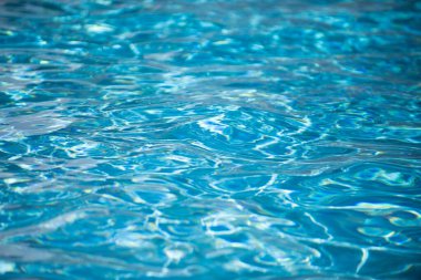 Su altyapısı. Mavi su, dalgalar ve röfleler. Su yüzeyinin dokusu ve fayanslı alt