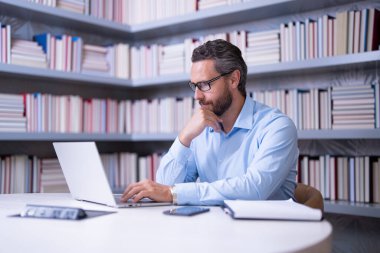 Öğretmenler günü. Okul sınıfında öğretmen öğretmeni. Bilgi, eğitim. Sınıfta ders veren bir adam. Üniversite sınavı. Üniversitede ders veriyorum. Eğitimci öğrenme kursları. Edebiyat okuyorum.