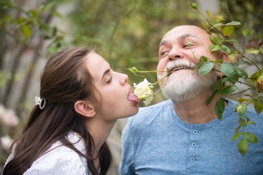 Yaşlı adam ve kızı. Zengin ve seksi kadın, portreyi kapat. Büyük büyükbaba ve aşık genç kadın. Kız ve baba birbirlerine aşık görünüp öpüşürler. Büyükbaba ve torun