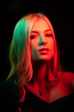 Şirin bir kızın yakın plan portresi. Güzel yüzlü, çekici genç bir kızın güzel portresi. Güzel seksi model portresi. Güzel kadın yüzü. Şehvetli kız portresi