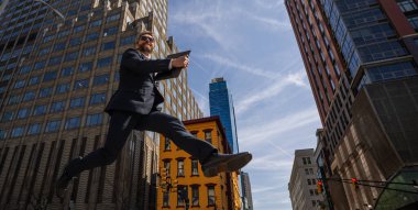 İşadamı şehir caddesinde bir adım öne çık. Sonraki adımlar. İş Tutkuları konsepti. Hedef iş başarı stratejisi. Yaratıcı büyüme. Büyüyen iş başarısı süreci. Adımlar ileri. Adım adım.