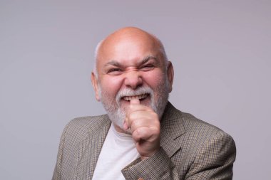 Olgun yaşlı bir adamın dişleri. Diş implantları. Diş hekimliği için insanların portresi. Diş bakımı. Ağız ve dişler. Dişçi hijyeni. Diş beyazlatma. Sunbae beyaz dişlerini gösteriyor. Diş yaşlandırılmış implant