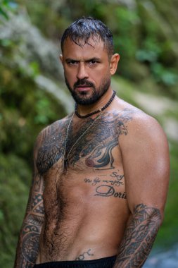 Üstsüz vücutlu yakışıklı bir adam. Kaslı gövde. Güçlü, vahşi adam. Yakışıklı seksi adamın portresi. Kaslı adam. Çıplak vücutlu, çıplak vücutlu, yakışıklı bir genç. Dışarıdaki seksi adam.
