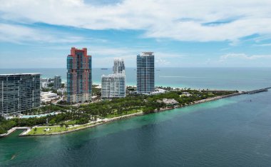 Miami Beach, Florida, Amerika Birleşik Devletleri 'nin hava manzarası. Güneşli bir günde Miami 'nin insansız hava aracı çekimi. Miami Plajı, harika binalar manzarası. Miami Sahili Panorama Manzarası, Güney Sahili, ABD