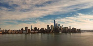 New York silueti. New Jersey 'den Manhattan manzaralı, New York gökdeleninden. Büyük Elma 'nın havadan görünüşü. Hudson 'dan New York Panoraması. Şehir manzarası simgesi. Aşağı Manhattan New York