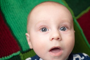 Sevimli erkek portresi. Çocuk duyguları. Büyük gözlü çocuk.