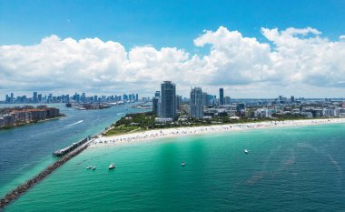 Miami 'de yaz. Miami sahil şeridi. Miami Beach Florida 'daki lüks dairelerin panoramik manzarası. Surfside Miami Plajının Hava Görüntüsü