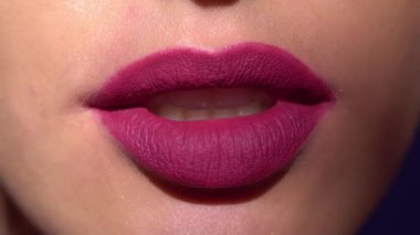 Makro dudaklar. Profesyonel makyaj. Dudaklarında ruj izi olan kadın ağzı. Güzellik ve makyaj. Dudaklar için kozmetik ürünlerini kapat. Makyaj, ruj sürme, dudak parlatıcısı. Güzel dudak.