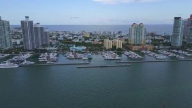 Miami sahili kıyı şeridinin hava manzarası. Miami Beach 'in İHA' sından Panorama Manzarası. South Pointe Parkı 'nın havadan görünüşü. Miami şehri. Güney Miami 'nin en iyi manzarası