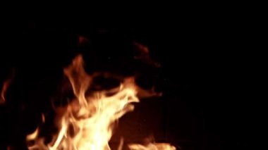 Şömine ateşi yakın. Ateş alevleri, kırmızı ve sarı üzerine siyah. Canlı Yanık Işıkları. Ateş ve alevlerin arka planı. Şöminede büyük bir alev yanıyor. Alev alev yanıyor. Şöminede yangın ve alevler
