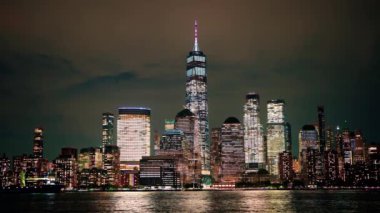 New York güzel gökdelenleri, New York, Birleşik Devletler. Manhattan 'ın ortasındaki New York şehrinin gökyüzü manzarası. ABD, New York, New York, Manhattan. Amerikan gece şehri. Manhattan silüeti