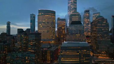 New York Şehri Skyline 'ı alacakaranlık hava sahasında. New York İHA 'dan gece bulutlarına yakın. New York City silueti, ABD 'de Manhattan şehri manzarası. Geceleri Manhattan 'da panoramik hava manzarası