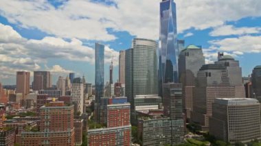 New York 'taki Manhattan ve One World Trade Center Weehawken New Jersey' den görüldüğü gibi. Manhattan 'ın gökdelenleri New York körfezinin dalgalanan sularının yanında mavi gökyüzüne karşı. NYC, ABD