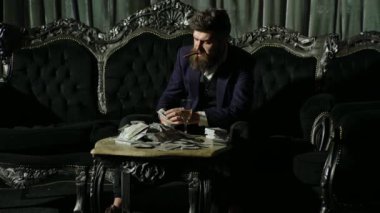 Para sayma konsepti. Amerikan dolarlarını sayıyorum. Zengin adam banknotları sayar. Zengin İşadamı dolar sayıyor. Nakit paradan tasarruf edersin. 100 dolar sayıyorum.