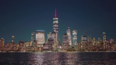 New York güzel gökdelenleri, New York, Birleşik Devletler. Manhattan 'ın ortasındaki New York şehrinin gökyüzü manzarası. ABD, New York, New York, Manhattan. Amerikan gece şehri. Manhattan silüeti