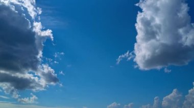 Gökyüzü zaman atlaması. Hareket eden bulutlar ve güneş. Bulutlu gökyüzü. Bulutlu bulutlu zaman atlaması. Doğa havası. Işık bulutları gökyüzünde kayar. Hareket katmanı gökyüzü