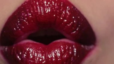 Makro dudaklar. Profesyonel makyaj. Dudaklarında ruj izi olan kadın ağzı. Güzellik ve makyaj. Dudaklar için kozmetik ürünlerini kapat. Makyaj, ruj sürme, dudak parlatıcısı. Güzel dudak.