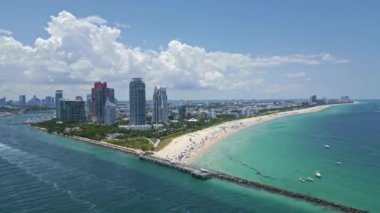 Miami Sahili 'nin havadan görüntüsü. Florida mı? ABD. Miami Sahili 'nin havadan görüntüsü. Miami şehrinin hava panoramik manzarası, binalar, marina, yatlar ve gökdelenler