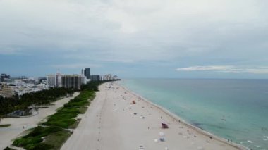 Miami sahilindeki hava manzarası. Cennet. South Pointe Parkı ve Pier. Güney Miami Sahili 'nin en iyi manzarası. Okyanus yolu, Collins Bulvarı