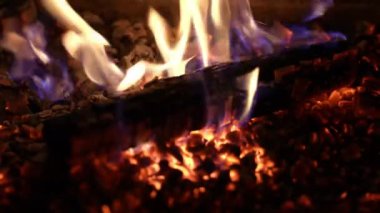 Ateşler. Alevli ateş. Alev deseni. Kıvılcım ve alev. Siyah üzerine alev. Alevlerin parıltısı karanlığı aydınlatır. Kaplama arkaplanı için yanan alev. Alevli bir gösteride kıvılcımlar uçuşuyor