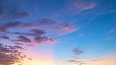 Alacakaranlık Gökyüzü zaman dilimi. Hareket eden bulutlar ve günbatımı. Bulutlar akşam boyunca yüzer. Alacakaranlık gökyüzü zaman aşımına uğradı. Dramatik gökyüzü hareket ediyor. Kümülüs ve sirrus fırtınada. Gün doğumu bulutu