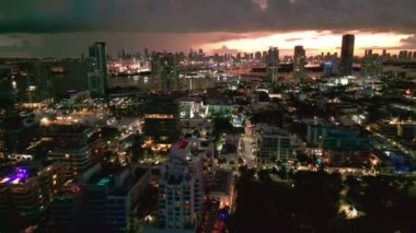 Geceleri Miami Skyline 'da. Gökdelenli Miami şehri gökdelenleri. Miami Alacakaranlık Manzarası Skyline. Gökdelenler ve limanlar. Miami rıhtımı marinayla dolu.