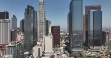 Los Angeles California Skyline Panoraması. Kaliforniya, Los Angeles 'taki gökdelenler. İHA 'dan LA gökdelenlerine. Los Angeles şehir merkezinin gökyüzü manzarası. Los Angeles şehir merkezi ufuk çizgisi