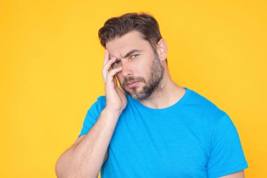 Milenyum adamı baş ağrısı çekiyor. Migren ya da baş ağrısı çeken bir adam. Yorgun adam baş ağrısından muzdarip. Korkunç bir baş ağrısı. Gömlekli genç adam kafasına dokunuyor ve gözlerini ayırmıyor.