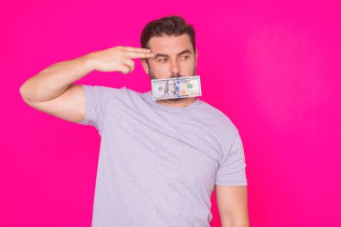 Yüz dolarlık banknotu olan adam. Amerikan banknotları. Bir sürü 100 dolarlık banknot tutan adam. Kolay para. Kara para. Ödeme günü ve ödeme konsepti. Para kazan. İş adamı başarılı anlaşma