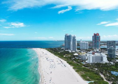 Florida, ABD 'den Miami Beach sahnesi. Miami sahili. Miami Plajı ve şehir manzarasının havadan görüntüsü. Miami sahili kıyı şeridi, hava manzaralı.
