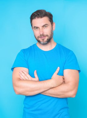 Yakışıklı adamın stüdyo portresi kollarını kavuşturdu. Hippi bir modelin vesikalık fotoğrafı. Erkek yüzü. Beyaz, yakışıklı bir adam. Kendine güvenen erkek model. Adam gururlu görünüyor. Çekici bir adamın yakın çekim yüzü. Zarif adam.