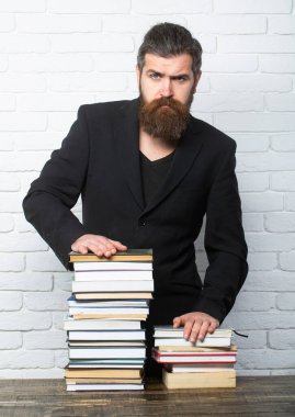 Kitap yığını olan komik bir öğretmen ya da profesörün portresi. Üniversitedeki sınavlar için eğitim kitaplarının yanında ciddi bir yetişkin öğretmen düşünüyorum. Olgun profesör, orta yaşlı öğretmen, sakallı eğlenceli adam.