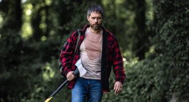 Ormanda baltayla oduncu. Şapkalı sakallı adam elinde baltayla. Ormanda sakallı ve bıyıklı acımasız oduncu. Baltalı Kanadalı oduncu. Odun kesiyorum. Günlük kaydı araçları