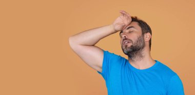 Endişeli ve endişeli bir adam. Endişeli Adam sıkıntılar, endişe, hayal kırıklığı ve duygusal stres yaşıyor. Stres hisseden endişeli bir adam. Endişeli ifade. Adam yatak sorununu çözmeyi düşünüyor.