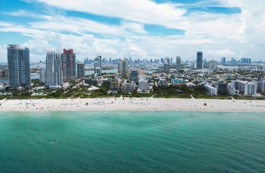 Florida, ABD 'den Miami Beach sahnesi. Miami sahili. Miami Plajı ve şehir manzarasının havadan görüntüsü. Miami sahilinin kıyı şeridi, hava manzaralı. Ünlü Amerikan simgeleri. ABD 'de yaz yolculuğu