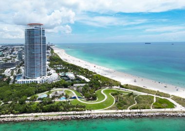 Florida, ABD 'den Miami Beach sahnesi. Miami sahili. Miami Plajı ve şehir manzarasının havadan görüntüsü. Miami sahili kıyı şeridi, hava manzaralı.