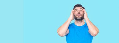 İzole edilmiş arka planda kafası karışık düşünen bir adam. Soru soran bir adam, düşünceli bir ifade. Düşünceli bir yüz. Düşünme konsepti. Bir şeyler düşünüyorum. Çözüm ve Sorun Düşünme